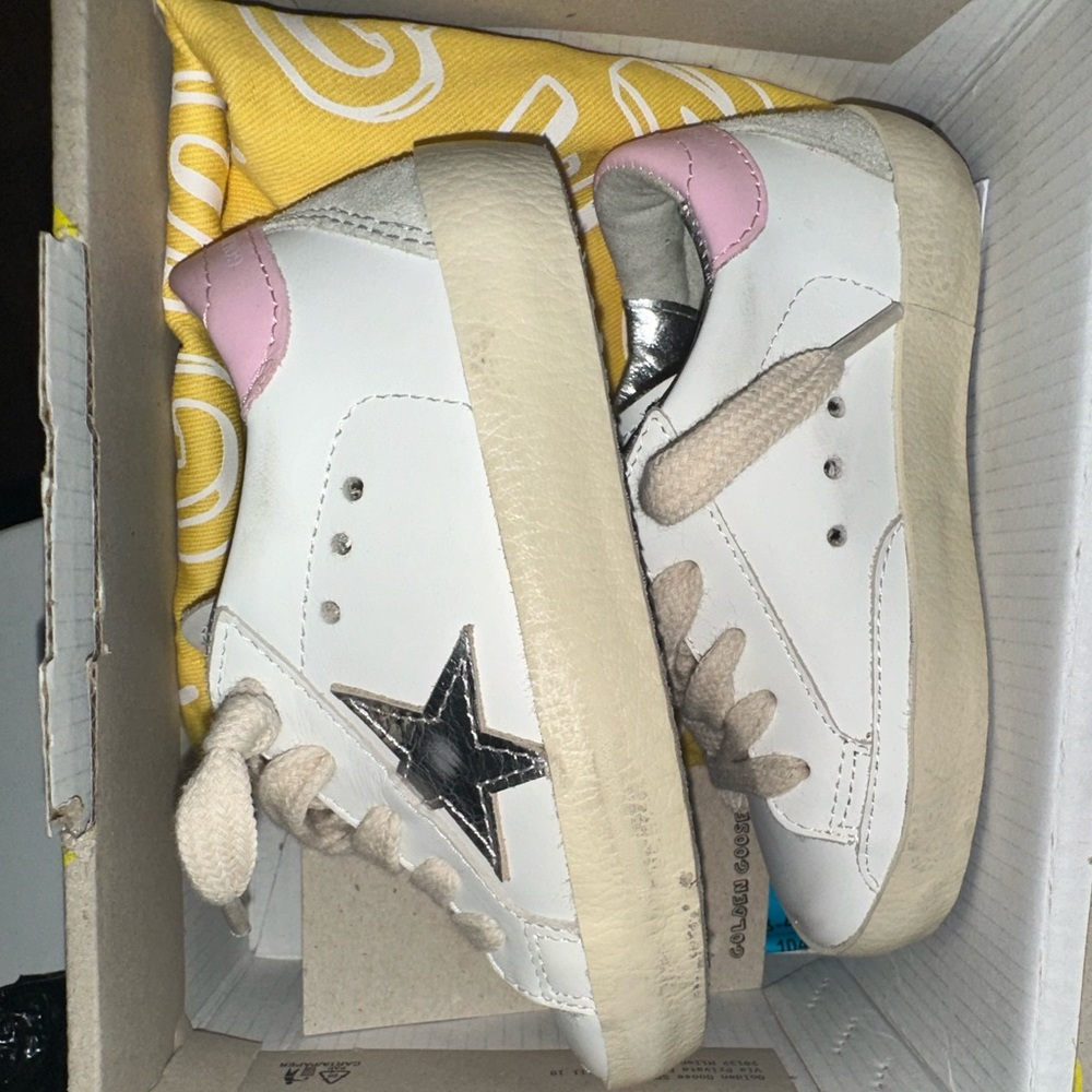 Golden goose sneakers comes with dust bag, too small for my toddler